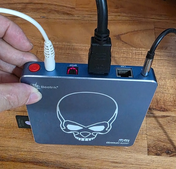 Mặt sau Beelink GT-King Pro với cổng quang SPDIF sáng đèn, jack 3.5mm và cổng kết nối